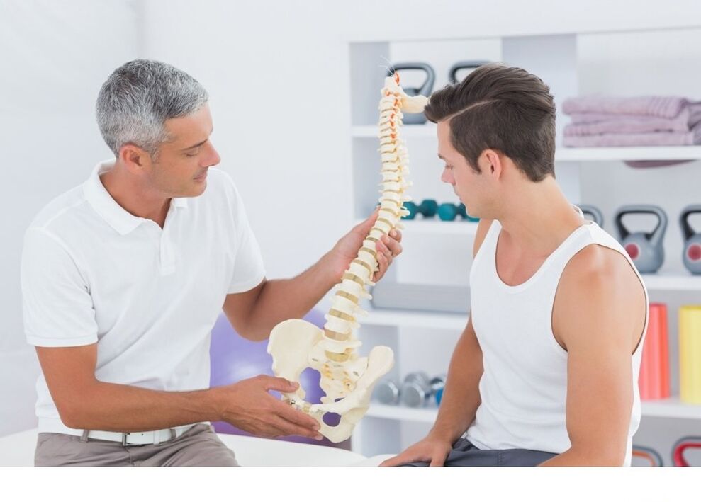 Le médecin montre au patient l'arthrose de la colonne