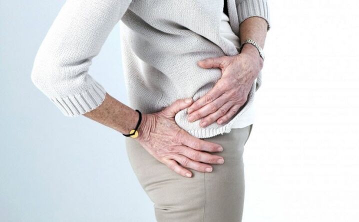 Coxarthrose de la hanche chez une femme âgée.